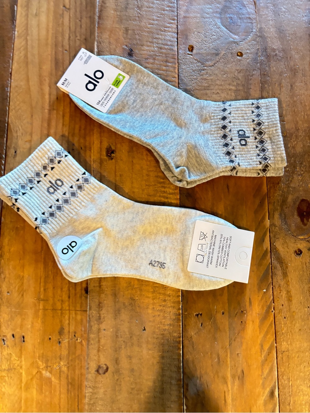 ALO Yoga Men’s Light Gray Crew Socks with Geometric Cuff